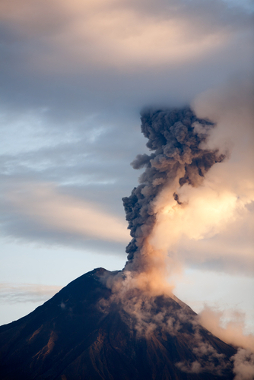Uma erupção vulcânica lança grande quantidade de aerossóis na atmosfera, elevando o albedo planetário e gerando um resfriamento que pode durar décadas