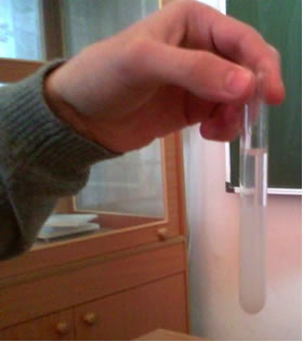 Reação entre hidróxido de cálcio e sulfato de alumínio origina precipitado branco[2]
