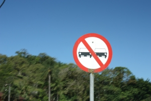 Placa de trânsito de proibido ultrapassar
